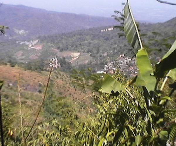 Blick von der Feuerwacht-Kuppe auf das Dorf der Hmong, berüchtigte Holzfäller und Brandroder, die zu Waldwächtern umgeschult werden sollen...\\n\\n06.06.2015 18:40