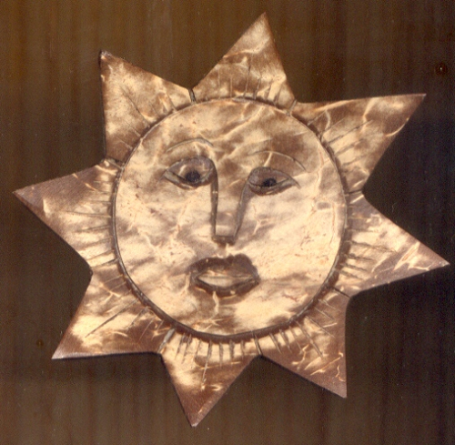 Sonne mit Gesicht aus polierter Kokosschale