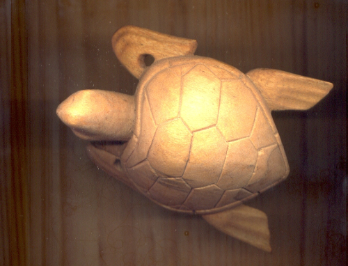 Meeres - Schildkröte / kleine lebensnahe Skulptur aus zweifarbigem Hibiscus Holz