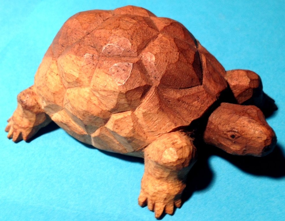 Land- Schildkröte / kleine, sehr lebensnahe Miniatur-Skulptur aus rotem Hibiscus Holz