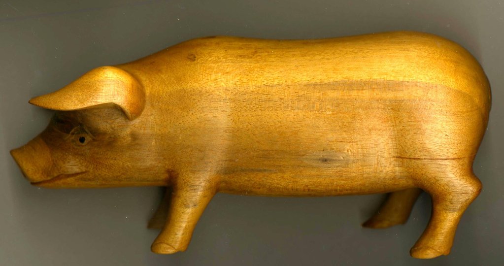 handgeschnitztes Holz-Schwein, lebensnahe Skulptur aus zweifarbigem Hibiscus Holz