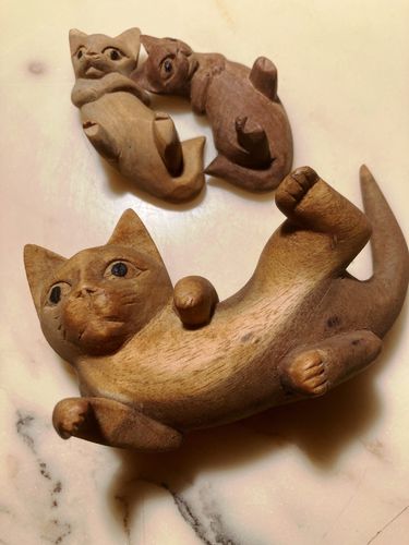 "Spielende Katze" auf dem Rücken liegende Katzen-Skulptur aus Hibiscus - Holz geschnitzt