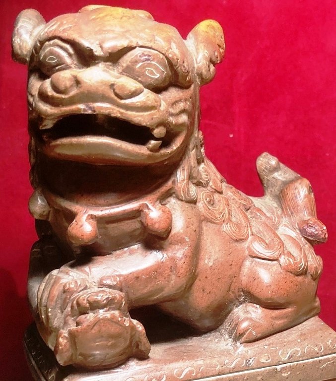 Chow-Chow Löwenhund-Skulptur aus Mahagoni-Obsidian