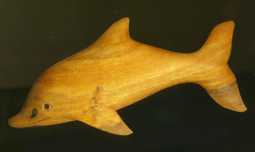 handgeschnitzte Delfin Haarspange aus Hibiscus-Holz Delphin-Relief naturgetreu